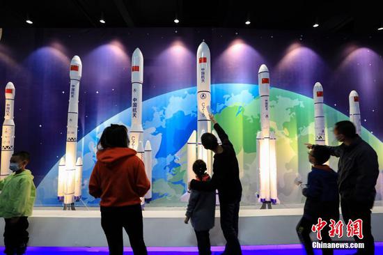 贵阳：中国航天科普巡展吸引市民参观