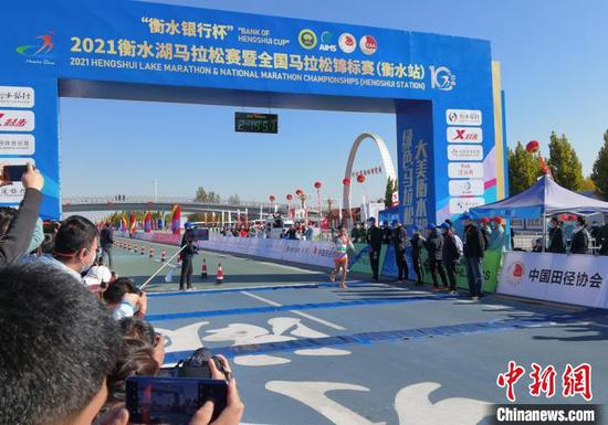 来自贵州省的管油胜夺得衡水湖马拉松赛男子全程冠军。　王鹏 摄