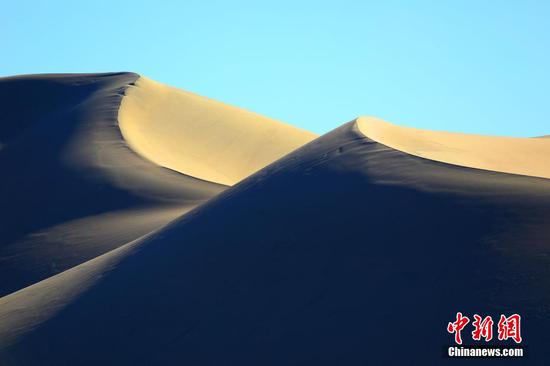 　　在位于新疆吐鲁番市托克逊县库米什镇英博斯坦村的南侧，有一处沙山，因这处沙山与周围的环境“格格不入”，形成一道独特的风景。李靖海 摄