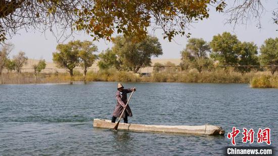 图为“卡盆”在罗布人村寨景区东沙山湖区的水面上。　庞博 摄
