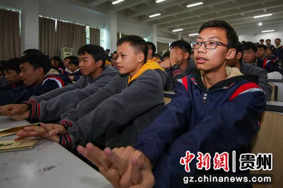 2021年10月19日，在贵州省铜仁市玉屏侗族自治县第一中学，学生在学习心肺复苏急救知识。