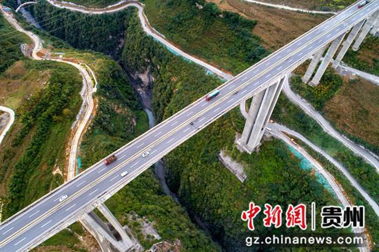 2021年10月15日拍摄的贵州省黔西市至大方县高速公路西溪河特大桥(无