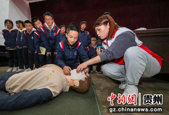 2021年10月19日，在贵州省铜仁市玉屏侗族自治县第一中学，红十字会工作人员在指导学生学习心肺复苏急救知识。