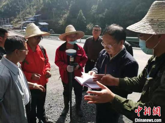 贵州省地矿局首席科学家周琦在天柱寨脚重晶石项目指导推进数字勘查工作。　贵州省地矿局供图