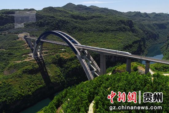 2020年4月27日拍摄的成都市至贵阳市铁路鸭池河特大桥（无人机照片）。