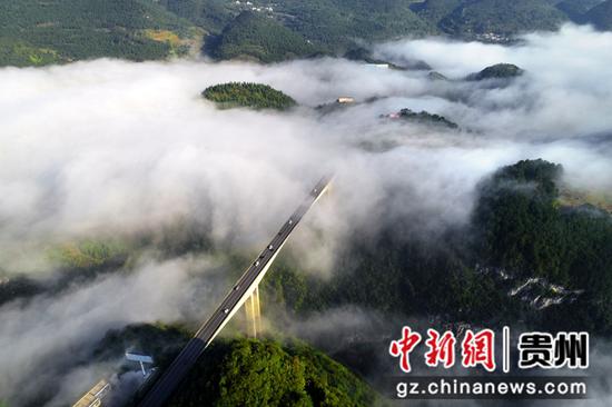 2021年9月22日拍摄的贵州省贵阳市至毕节市高等级公路六广河特大桥（无人机照片）。