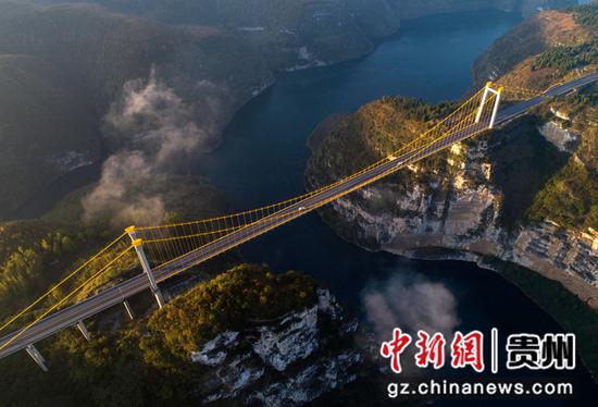 2020年11月10日拍摄的贵州省贵阳市至毕节市高等级公路西溪河特大桥（无人机照片）。