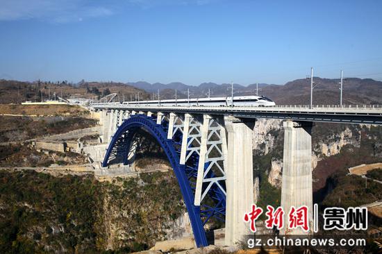 2019年12月16日拍摄的成都市至贵阳市铁路毕节市境内的西溪河特大桥。