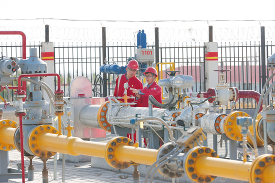 塔里木油田博大油气开发部员工在南疆利民首站检查压力变化