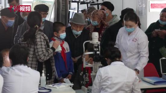 陸軍特色醫學中心軍醫助64名新疆白內障患者重獲光明
