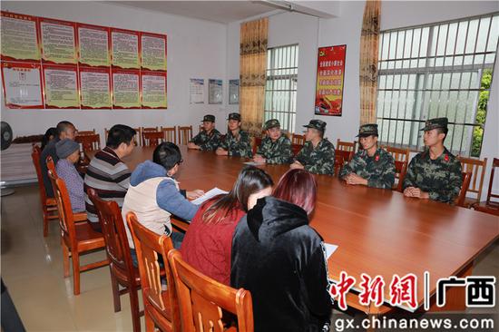 10月16日，武警百色支队官兵在农豆村进行会谈。张轩 李非凡  摄影报道