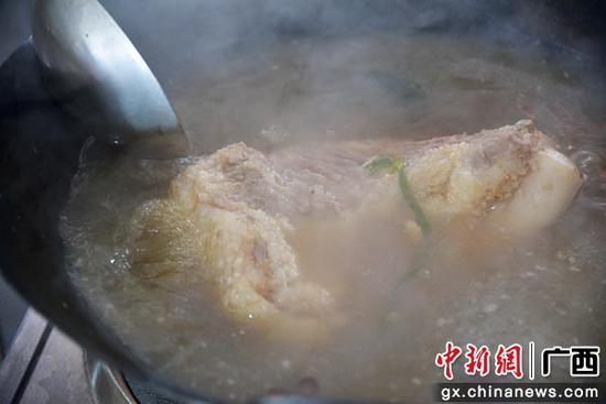 桂林米粉赛项上，选手正在制作卤肉。王以照  摄