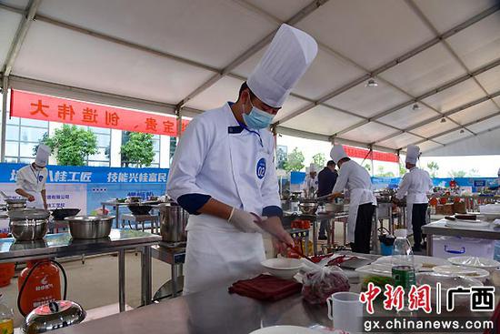 桂林米粉赛项上，选手正在切配辣椒。王以照  摄
