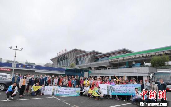 广州游客在贵阳北站广场合影。　贵州省文化和旅游厅供图