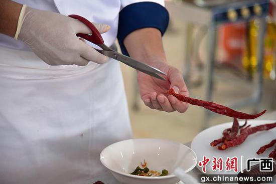 桂林米粉赛项上，选手正在切辣椒。王以照  摄