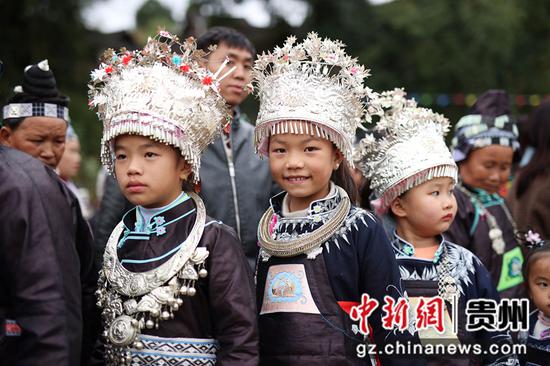 10月21日，在贵州省丹寨县扬武镇排莫村，身着节日盛装的苗族小女孩在跳月坪上跳传统芦笙舞。