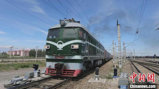 “新疆制造”搭载“铁路快通”中欧班列从霍尔果斯出境。　李明　摄