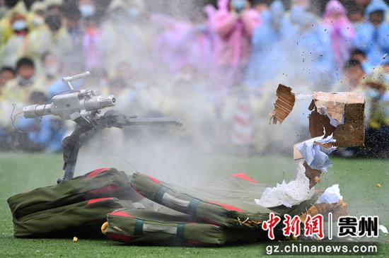 10月22日，在贵阳市南明区第二实验小学反恐应急演练现场，水炮枪正在销毁“爆炸物”。
