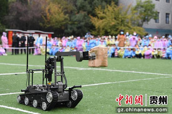 10月22日，在贵阳市南明区第二实验小学反恐应急演练现场，机器人正在将“爆炸物品”送到指定位置。