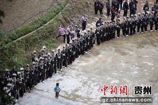 10月21日，在贵州省丹寨县扬武镇排莫村，苗族村民在吃新节中跳传统芦笙舞。
