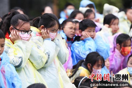 10月22日，在贵阳市南明区第二实验小学反恐应急演练现场，学生们正在观看水炮枪销毁“爆炸物”。