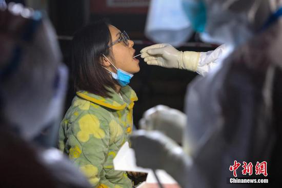 10月21日晚，贵州遵义市汇川区东方星园小区，居民在临时搭建的核酸检测点做检测。 中新社记者 瞿宏伦 摄
