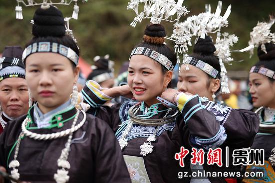 10月21日，在贵州省丹寨县扬武镇排莫村，苗族妇女在吃新节中穿节日盛装。