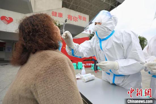 贵州遵义汇川区上海路街道一处核酸检测点，医护人员在给市民做检测。　瞿宏伦　摄