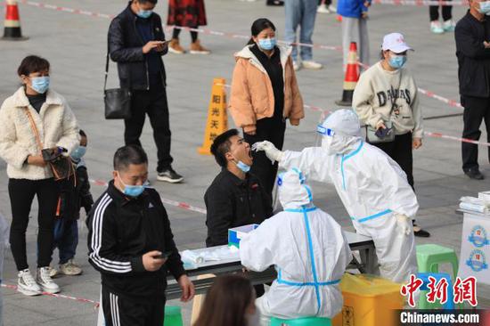 贵州遵义汇川区上海路街道一处核酸检测点，市民在做检测。　瞿宏伦 摄