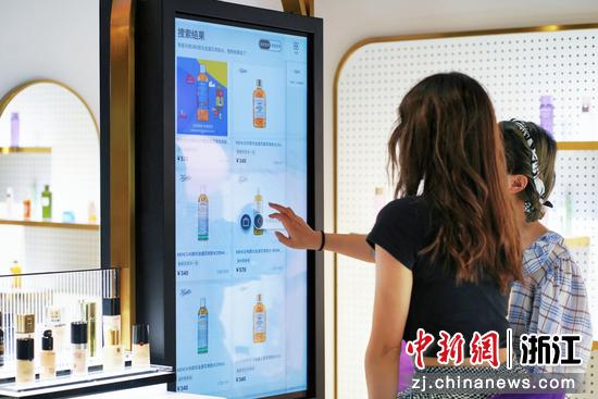 市民正在商场内购物。李艳君 摄