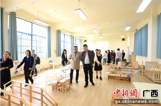 与会人员参观托育照护实训室。柳州城市职业学院 供图