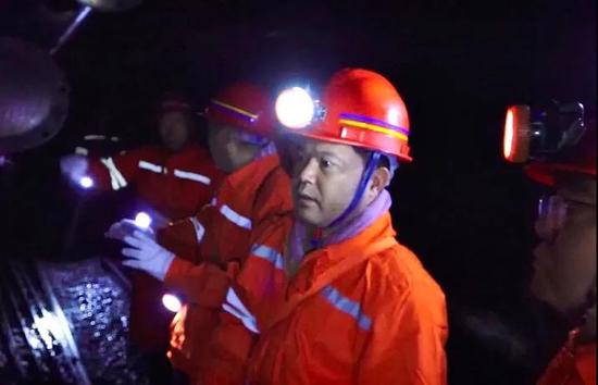 刘文新在矿井集中大巷检查安全设施运行情况