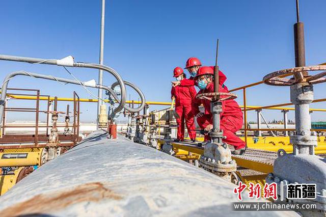 油气储运公司员工巡检天然气输送设备。 新疆油田供图