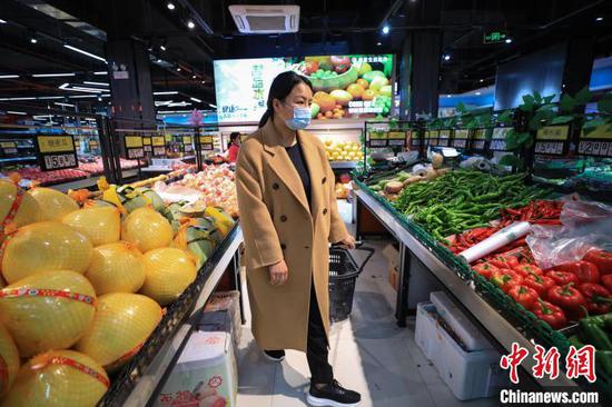 图为市民在超市选购蔬菜。　瞿宏伦　摄