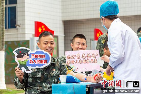 图为武警官兵在献血过程中脸上露出灿烂的笑容。佟鑫 任旺 孙跃  摄影报道