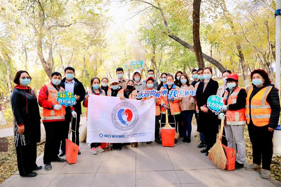 致敬城市美容師|新華保險新疆分公司開展慰問環衛工人系列活動