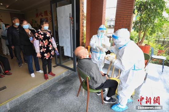 医护人员和志愿者到新华桥社区老年人日照中心开展核酸采样。 瞿宏伦 摄