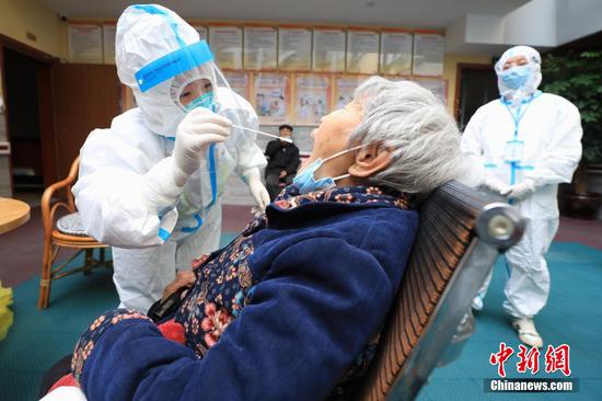 医护人员和志愿者到新华桥社区老年人日照中心开展核酸采样。 瞿宏伦 摄