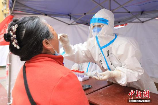 红花岗区新华桥社区，医护人员在给居民进行核酸采样。 瞿宏伦 摄