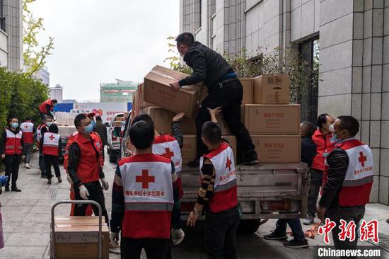 图为遵义红十字会志愿者在搬运物资。　田成 摄