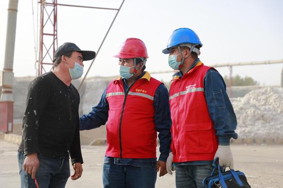 10月18日，国网喀什供电公司党员服务队为棉花加工企业检查设备。