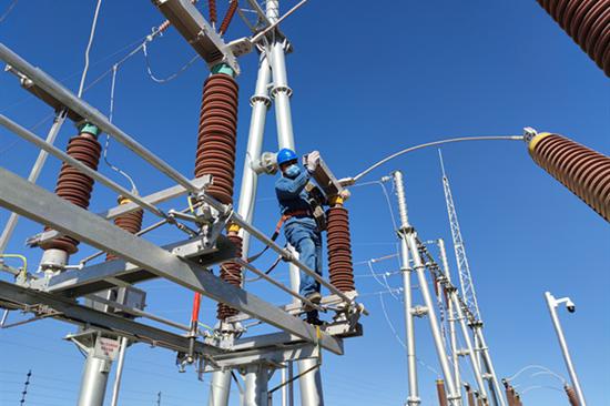 10月25日，国网阿勒泰供电公司员工正在220千伏钟山变电站开展检修作业。邓松 摄