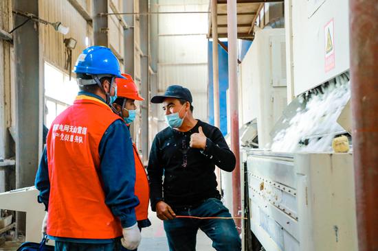 10月18日，国网喀什供电公司党员服务队为棉花加工企业检查设备 。