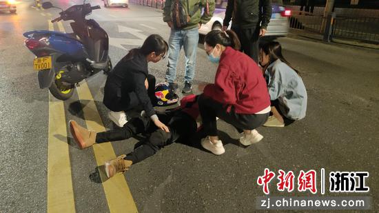 叶丹、王丽、余祝仙救助伤员。 杭州民进供图