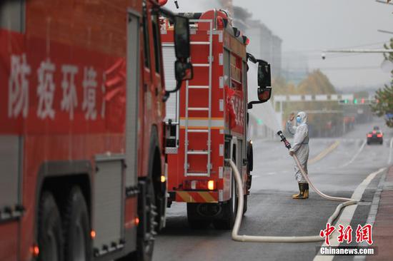 遵义市消防救援支队的消防指战员在新蒲新区开展消杀工作。 瞿宏伦 摄