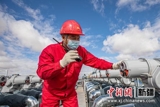 新疆油田公司采气一厂稳产蓄能暖万家 。