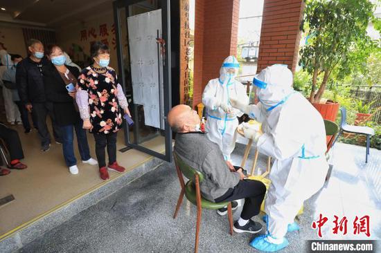 医护人员和志愿者到红花岗区新华桥社区老年人日照中心开展核酸采样。　瞿宏伦 摄