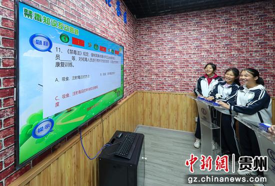 2021年10月29日，在贵州省铜仁市玉屏侗族自治县禁毒宣传教育基地展示馆，学生在开展禁毒知识抢答。