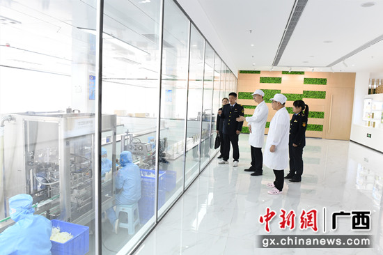 图为桂林药监部门工作人员到化妆品企业走访 记者 林浩 摄