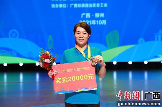教师李仁芝获电子技术赛项金牌。黄浩兵  摄